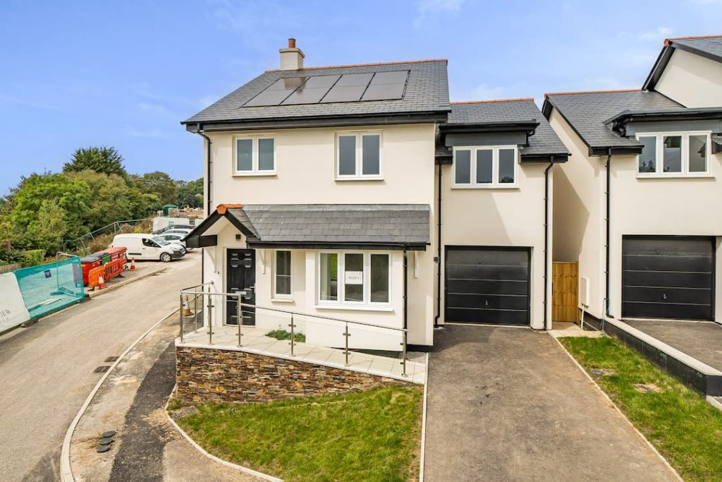 Detached house with garage attached